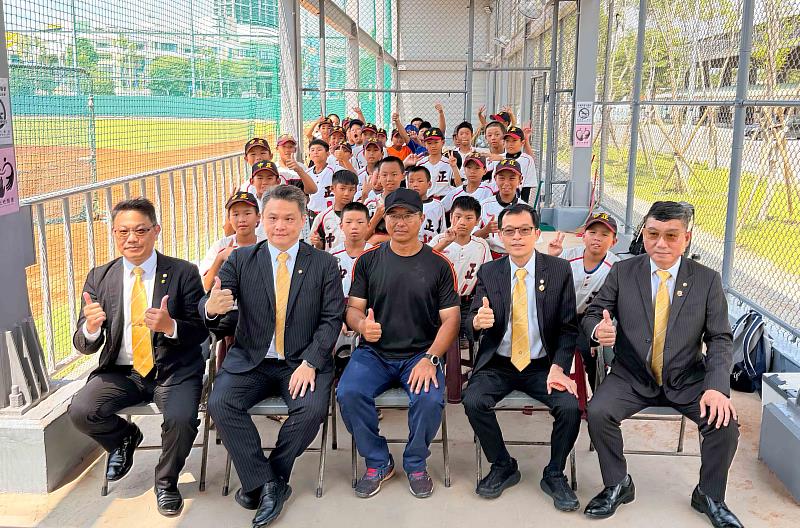 高雄市中正國小學務主任顏盟展(圖中)感謝永慶不動產、永義房屋高雄經管會挹注資源,成為基層棒球最堅實的後盾。