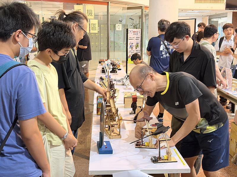 教師交流、觀展互動照。