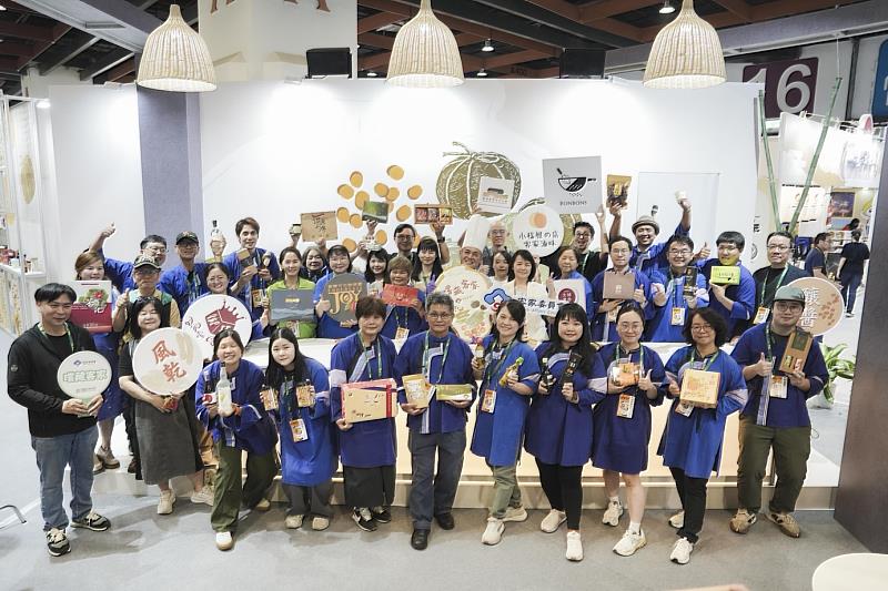 今年台灣美食展以「風土醞釀」為主題，客家館邀集35家業者共同參展，透過各地代表性產品，讓民眾一次認識台灣多元的客庄飲食文化。