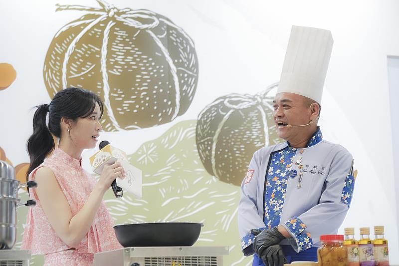 客家館首日開幕活動特別邀請「阿爸的客家菜」郭敏昌主廚登台精彩展演。