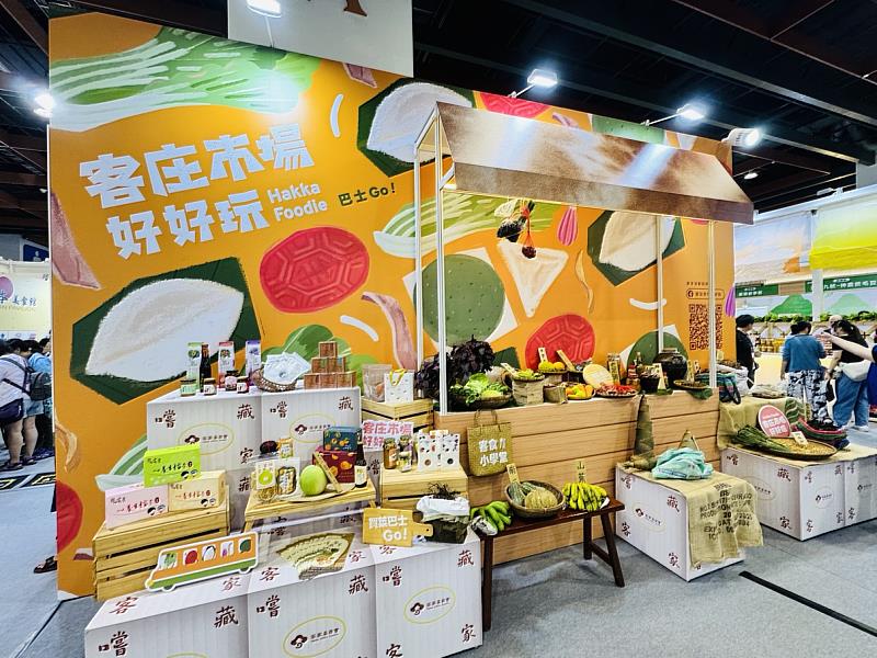本屆客家主題館特別打造「客庄市場好好玩」展示空間，以市場情境呈現客庄多元食材，讓民眾沉浸式體驗客庄市場氛圍。