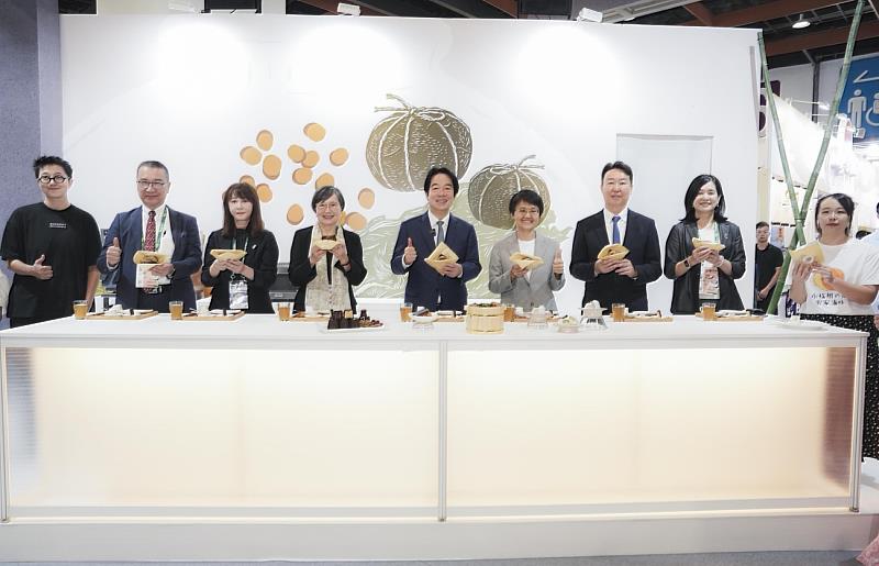 賴總統在古主委陪同下特別蒞臨客家主題館，品嘗融合傳統與創新的小點—覆菜可麗露、客家桔醬滷味，以及貓裏紅茶福福。