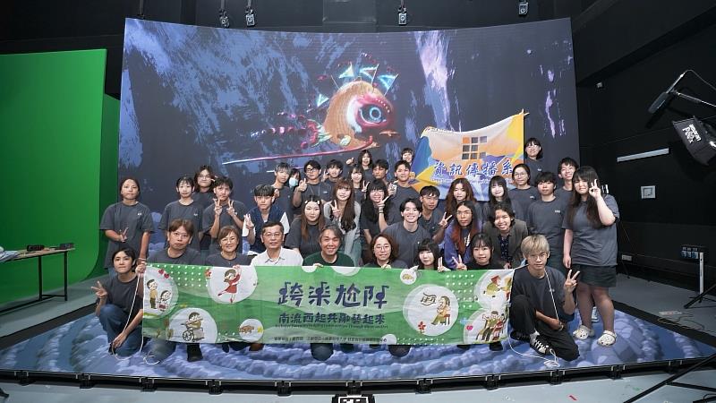 南臺科技大學與新加坡南洋理工學院(NYP)師生於NYP LED虛擬棚內合影,展現兩校跨國產學合作與文化數位轉譯的豐富成果。