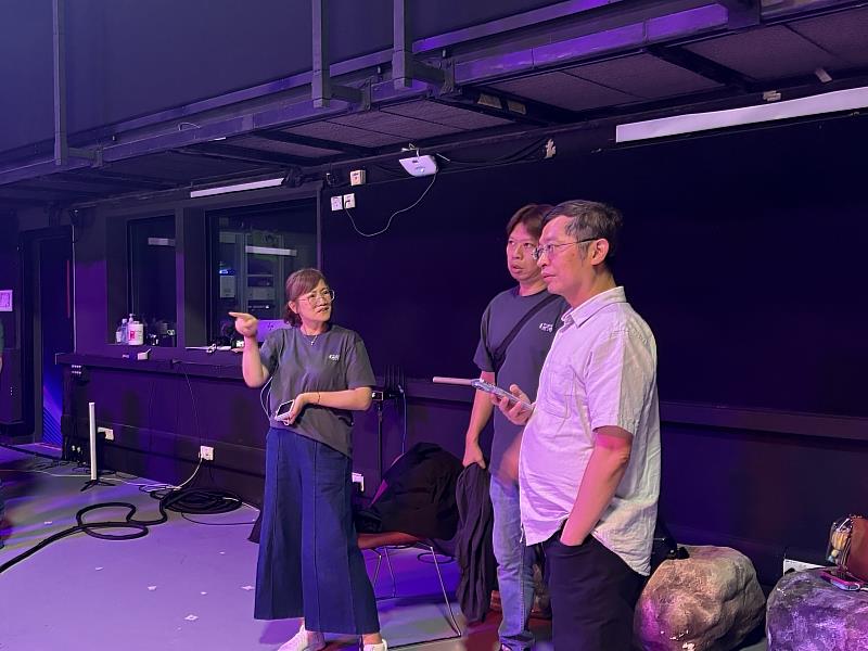 南臺科大師長於虛擬攝影棚現場即時指導,關注學生在鏡頭前的表現與整體畫面調度。