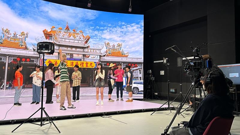 南臺科大與NYP團隊於LED虛擬棚內,將傳統廟宇文化與現代虛擬棚技術完美結合。透過生動的演繹,在巨型螢幕前呈現在地信仰文化與創新藝術創作的深度融合。