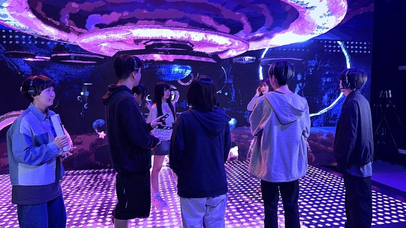 臺新兩校學生於NYP虛擬攝影棚內,配合LED巨幕與地板的沉浸式場景進行角色走位與對戲,展現高度的專業素養與跨國團隊協作默契。