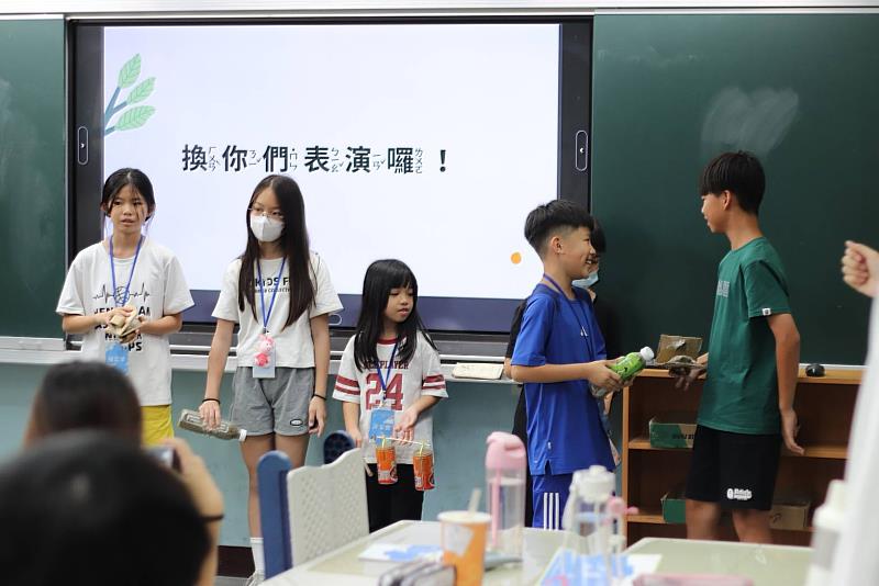 學員於課程中練習發現大自然的聲音並實際演練。