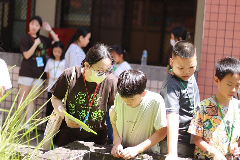 學員於課程中認識校園植物，並發現自然之美。