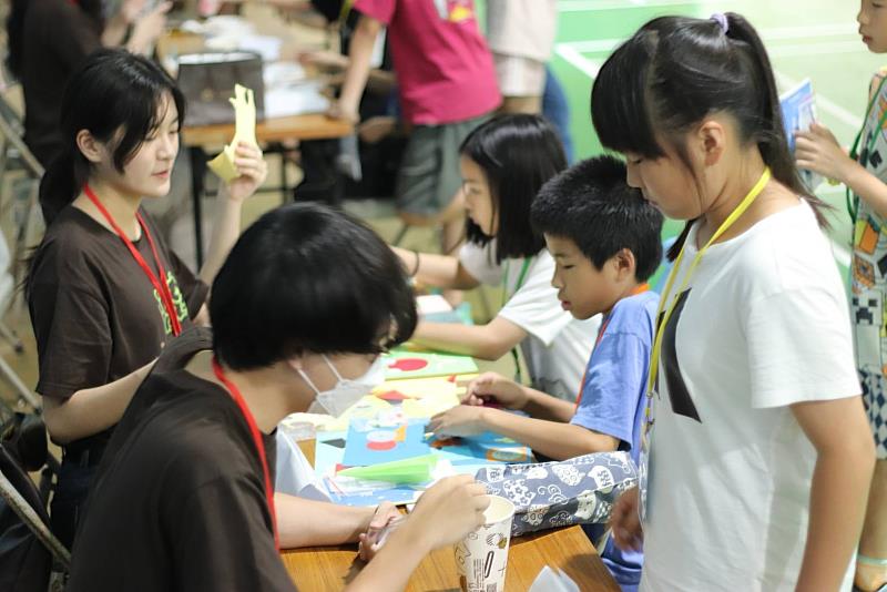 學員於闖關活動中訓練美感，並練習理財。