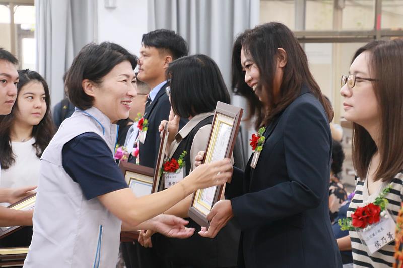 臺東縣115學年度校長布達典禮，饒慶鈴頒聘書。
