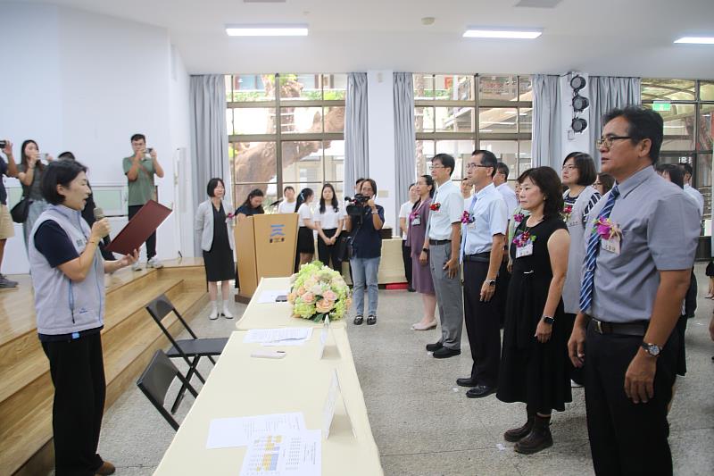 臺東縣115學年度校長布達典禮，饒慶鈴頒聘書。