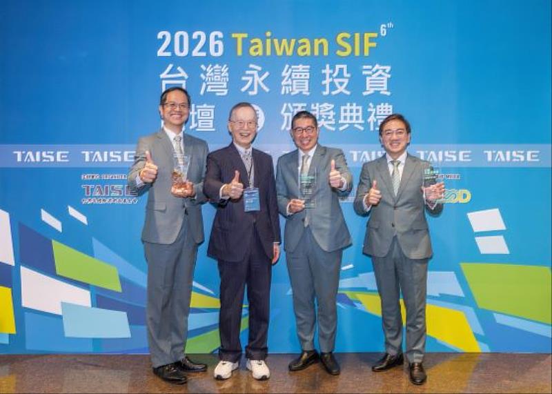 玉山金控攜手子公司榮獲「台灣永續投資獎」9項大獎,由台灣永續能源研究基金會董事長簡又新(左2起)頒發獎座予玉山銀行副財務長蔡弦軒(左起)、玉山證券總經理陳烜台、玉山投信總經理梅以德。(圖/玉山金控提供)