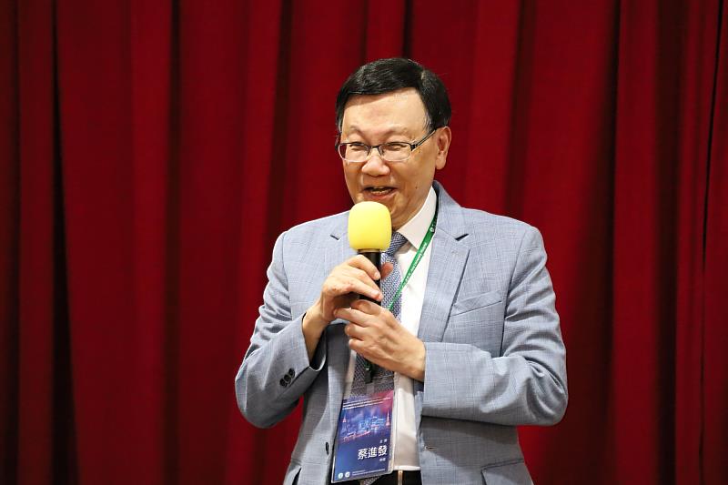 亞大校長蔡進發於研討會致詞，強調結合智慧AI打造時間急症生存鏈。