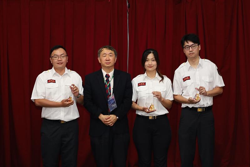 亞大醫療體系副總院長洪弘昌（左2）頒獎予霧峰分隊，表彰雙軌救護成果。