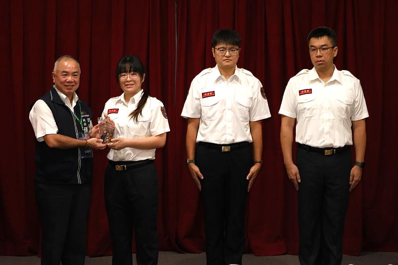 台中市消防局長孫福佑（左1）頒發卓越急症救護獎，感謝第一線消防英雄。
