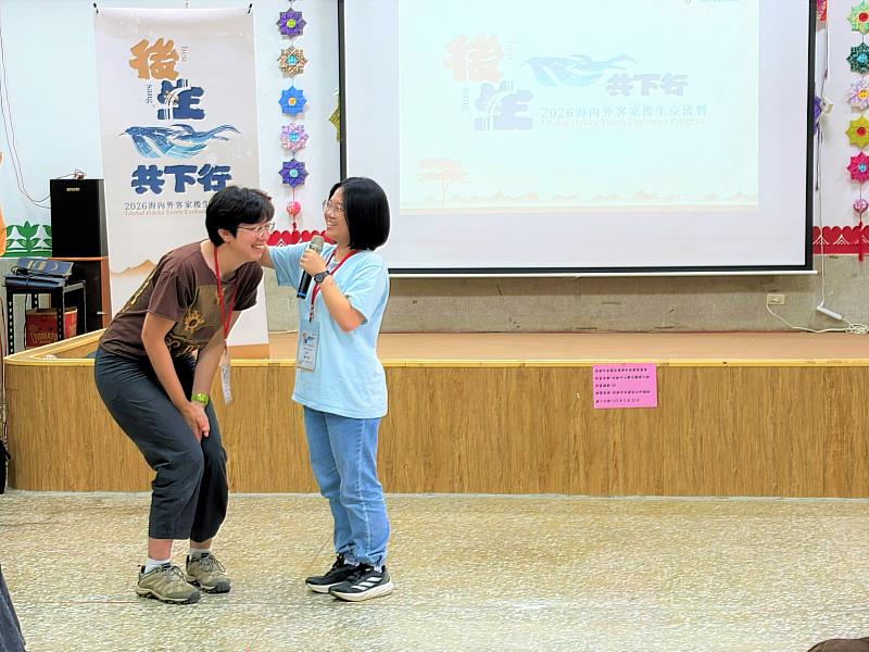 學員分享心得，互動間展現友好情誼。