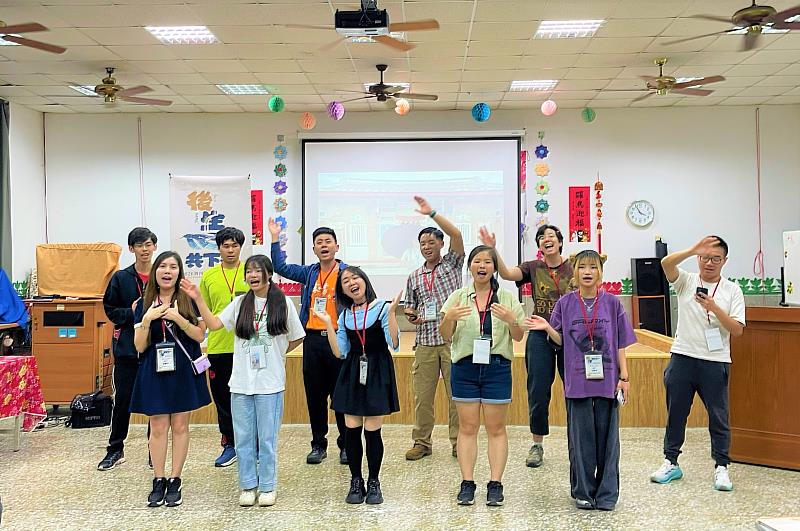 海內外學員一起演唱《客家世界》。