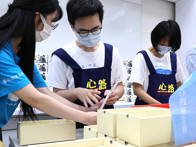 心路庇護員工參與製皂與包裝,每一份禮盒都蘊含著他們努力學習與自立成長的成果。圖_心路基金會