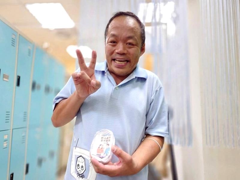 心路服務對象嘉陽熱愛繪畫,看到自己的作品登上禮盒包裝,開心不已。圖_心路基金會
