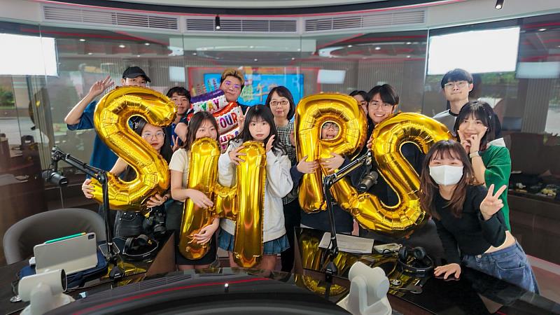 世新廣播電臺實習團隊展現學生自治精神、世代傳承與多元媒體實作成果。(世新大學提供)