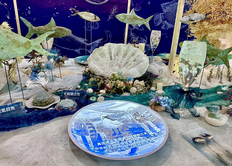 七股鹽山一見雙雕藝術季展區以鹽為媒材，揉合濱海物產、花藝與餐桌美學，展現雲嘉南沿海風土的獨特魅力。