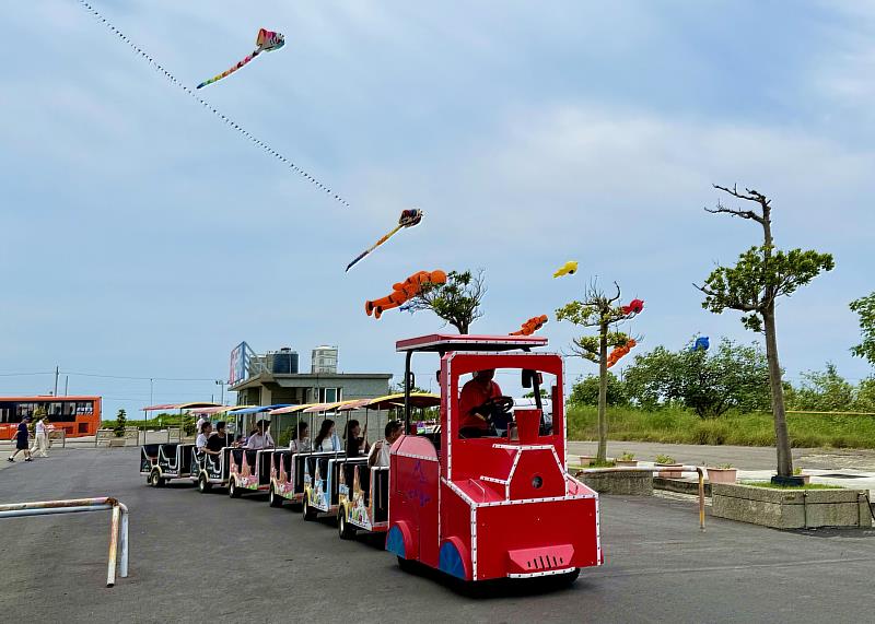 搭上七股鹽山遊園小火車輕鬆漫遊園區，抬頭還能欣賞「風吹七Go」風箏嘉年華，享受繽紛夏日樂趣。