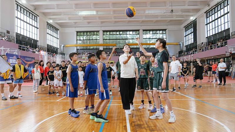 市長高虹安進行開球儀式