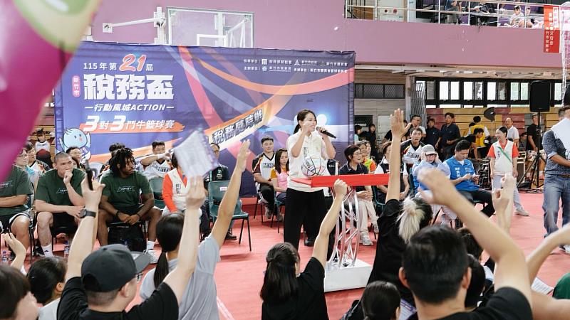 市長高虹安與市民朋友進行租稅有獎徵答,現場氣氛熱絡。