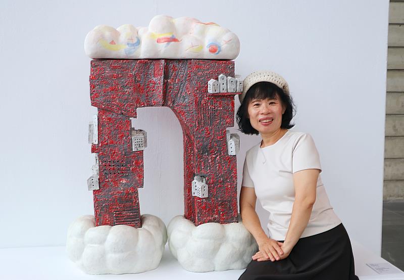 作品《家與雲端連結》以建築漂浮於雲朵造形上，承載想像與精神寄託。