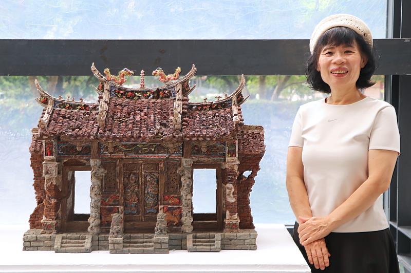 將家鄉與古厝的深刻記憶轉化為「古厝系列」作品。