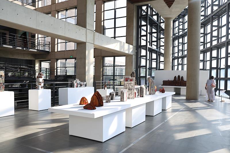 「構・築—許明香陶瓷雕塑個展」即日起至8月30日在陶博館1樓陽光特展室展出。