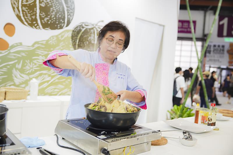阿戊嫂帶來客家桔醬炒米粉