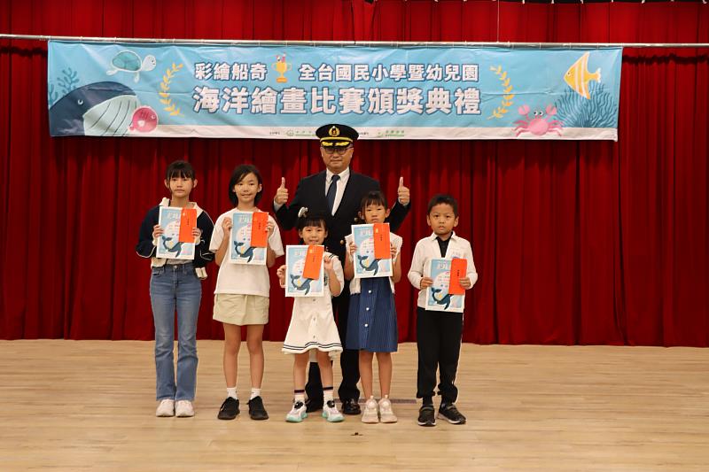 長榮海運劉文祥船長頒獎給特優的得獎者,並期許小朋友「愛護海洋、守護地球」