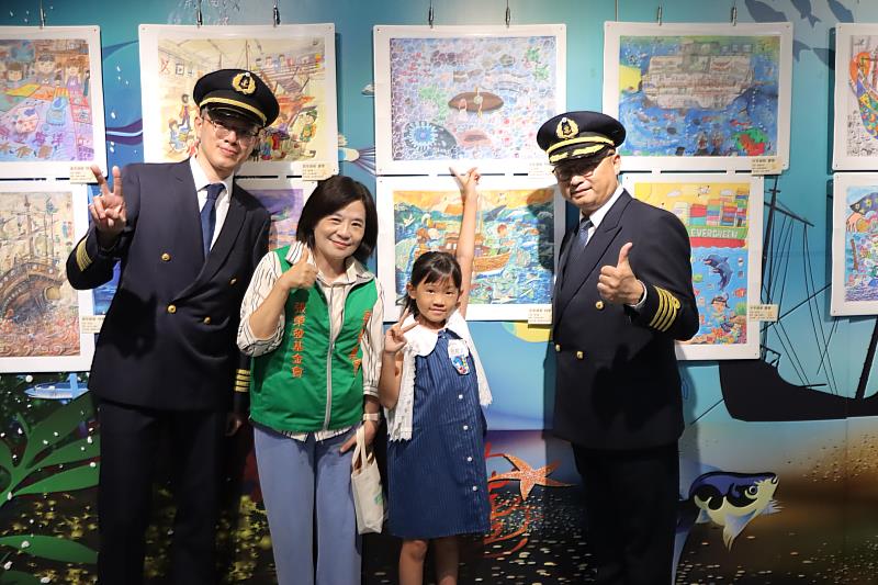 長榮海運貴賓、執行長鍾德美(左二)與得獎小朋友合影