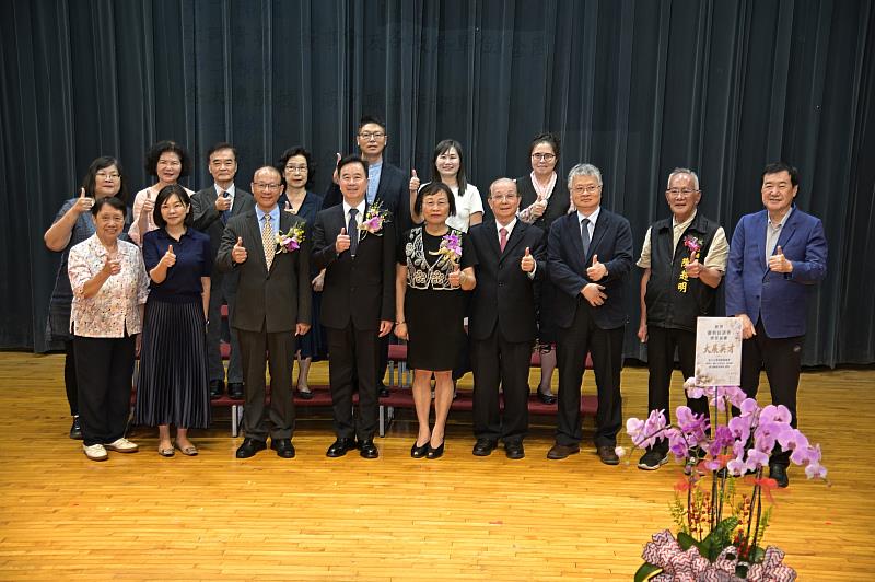 育達科技大學王育文董事長(前排左4)與新任龍清勇校長(前排左3)與貴賓合影