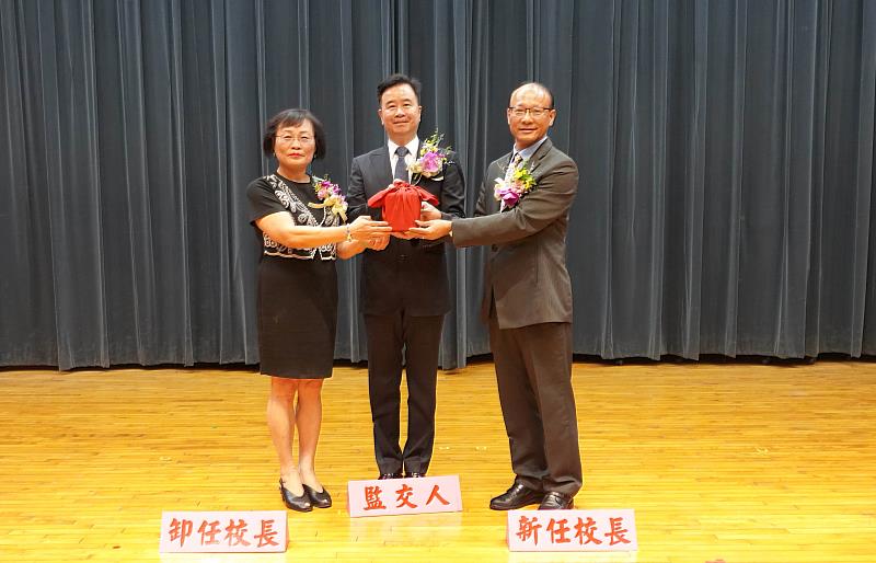 育達科技大學今日舉行第十三任校長交接典禮,新任校長龍清勇(圖右)從卸任校長吳菊(圖左)手中接下印信