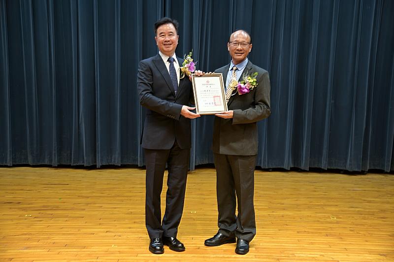 育達科技大學王育文董事長頒發第十三任校長聘書予交龍清勇校長