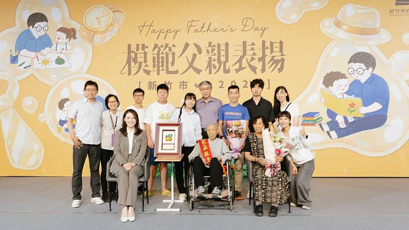高虹安市長表揚百歲模範父親張志成先生。