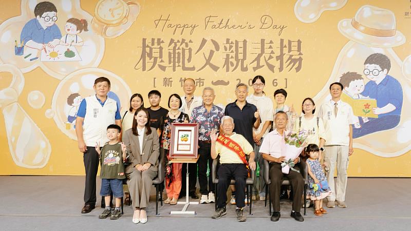 高虹安市長表揚百歲模範父親權學禮先生。