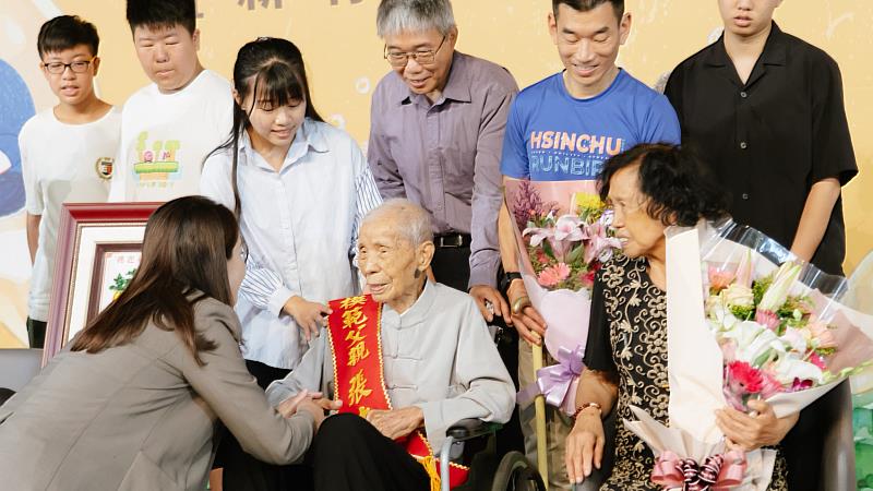 高虹安市長表揚百歲模範父親張志成先生。