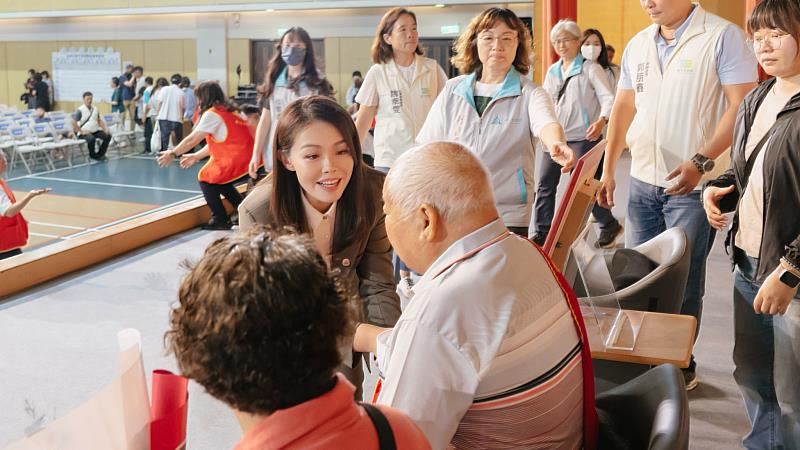 高虹安市長今日表揚162位模範父親。