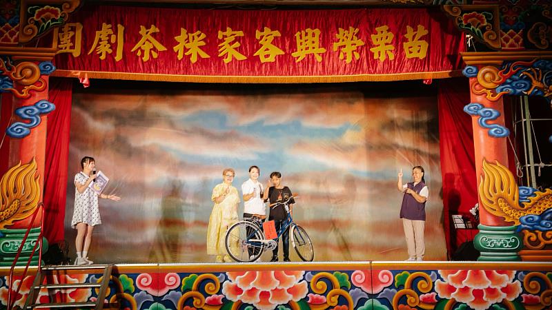 高虹安市長抽出摸彩品腳踏車1輛。