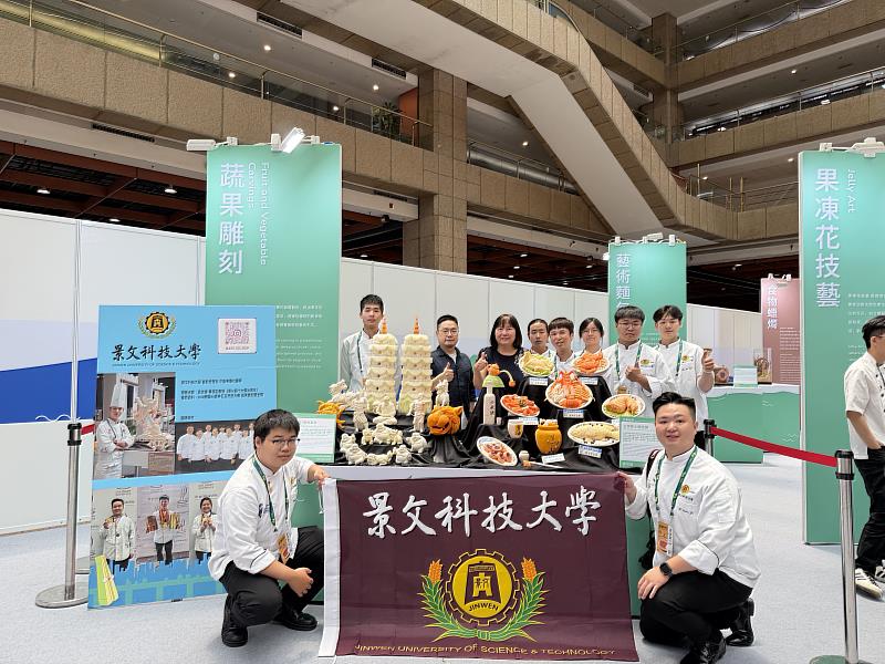 景文科大餐飲系高世達副主任帶領選手團隊在蔬果雕刻展區發表作品《金剛護塔・龍虎呈祥》。
