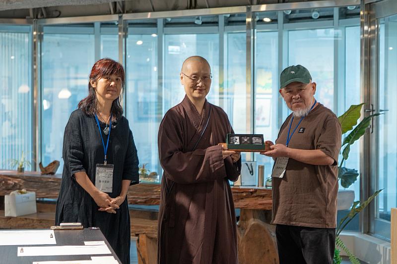 世界宗教博物館發展基金會執行長顯月法師（中）致贈宗教和諧卡給多寶藝術學堂。（圖由世界宗教博物館提供）
