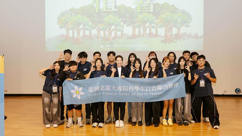 市長高虹安與第15屆全國學生自治組織幹部合影。