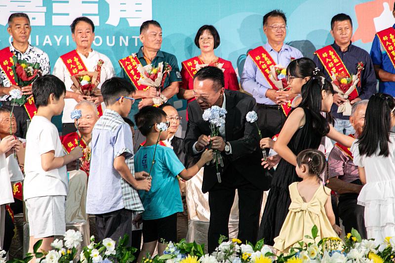 「最嘉主角」傳遞愛與善意 嘉義縣表揚38位模範父親及好人好事代表