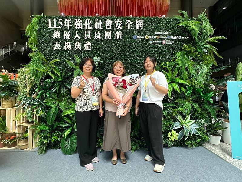 嘉義縣社會局社工榮獲衛福部社安網績優人員，陪伴弱勢家庭翻轉未來。