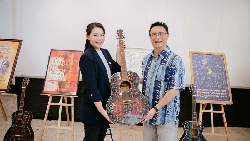 市長高虹安與主持人劉玉霖合影。