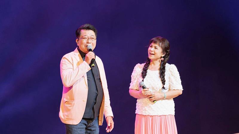 陳宏銘、涂佩岑合唱〈唱一首新竹的歌〉。