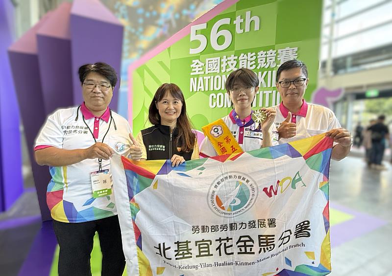 「第56屆全國技能競賽」北分署網頁技術職類金牌選手胡宸浩(右2)、分署長沈文麗(左2)與培訓老師蔡坤炎(右1)、劉勤永(左1)。